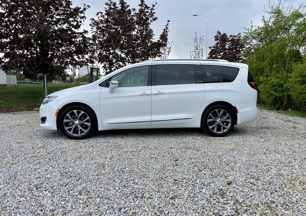 Chrysler Pacifica cena 139900 przebieg: 120000, rok produkcji 2020 z Krosno małe 704